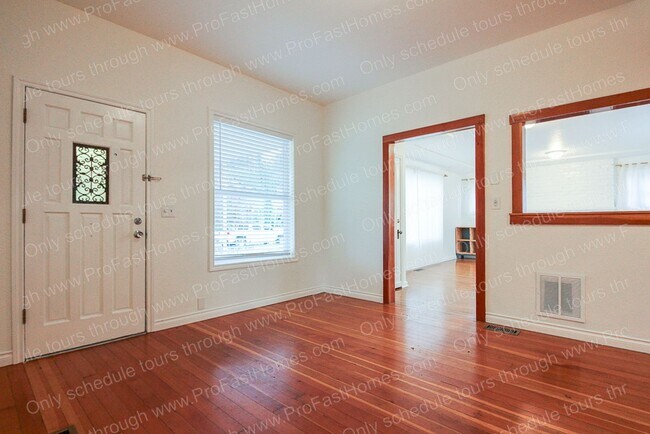 Building Photo - 5527 SE 71st Ave