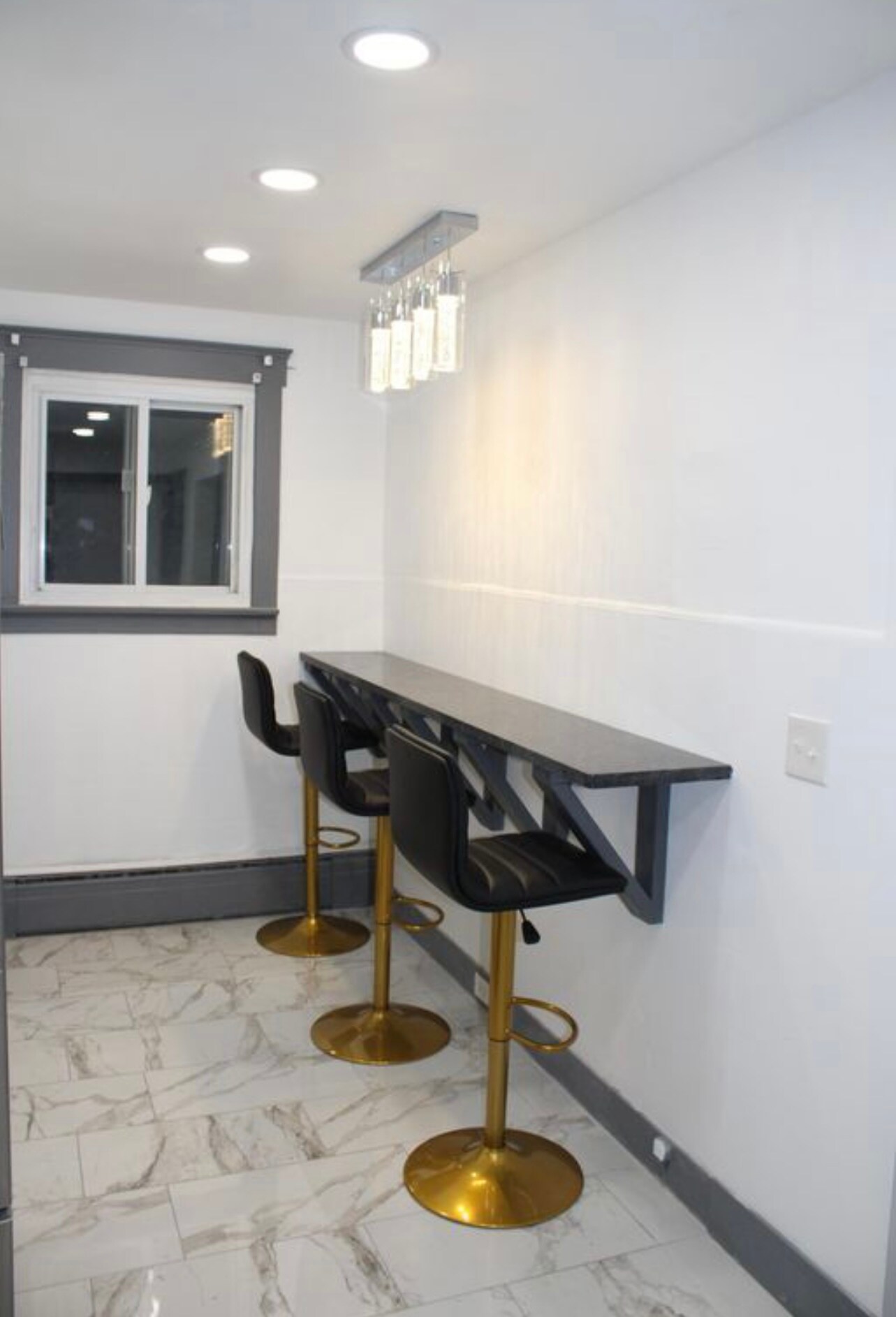 Building Photo - 142 Oak St