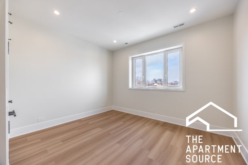 Building Photo - 1620 W Grand Ave