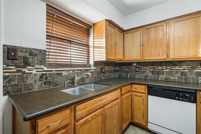 Building Photo - 3100 Walnut Bend Ln
