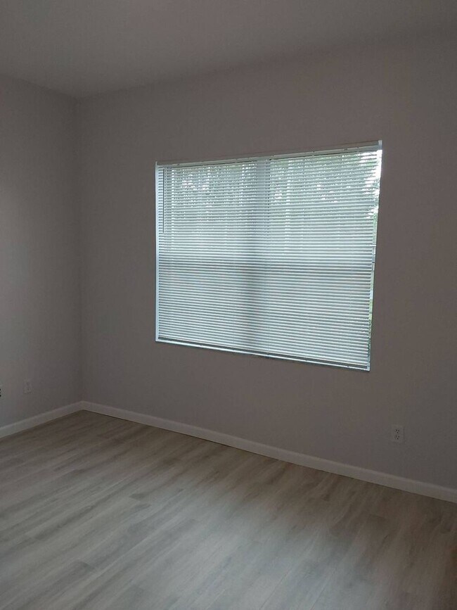 Building Photo - Cozy 3/2/2 single family house with screened in porch!