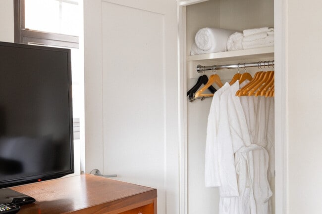 Building Photo - 413 E 50th St