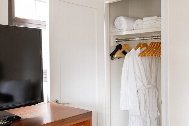 Building Photo - 437 E 49th St