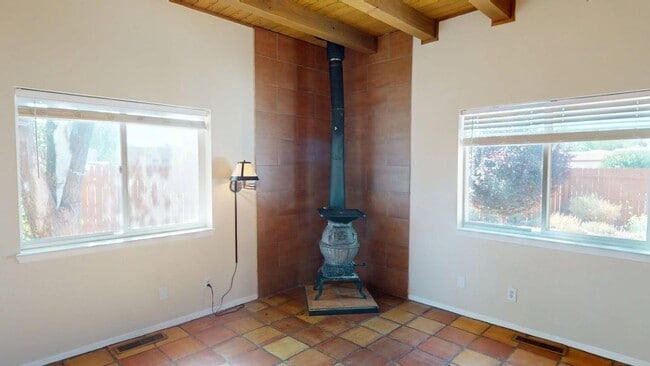 Building Photo - Sweet 3 bedroom