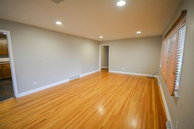 Building Photo - Gorgeous NE Rochester home with TONS of sp...