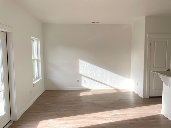 Building Photo - Newly Built Townhome