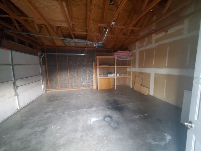 Building Photo - 3 Bed 2 Bath - Single Level - Fenced - 2 C...