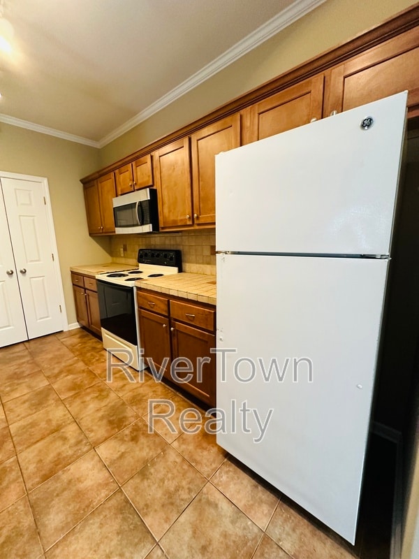 Building Photo - 641 Gookin Pl