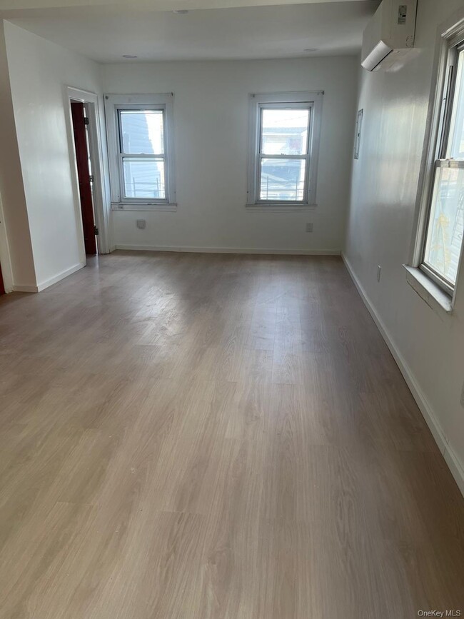 Building Photo - 93-08 74th Pl