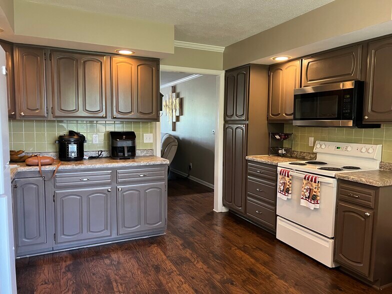 Kitchen - 14214 W Heather Ln
