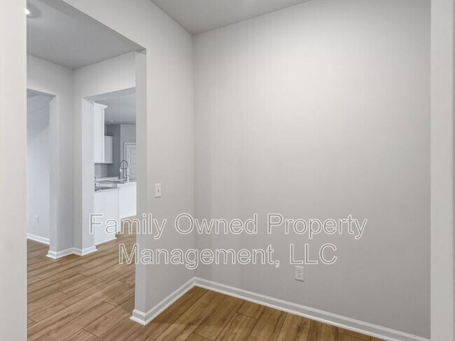 Building Photo - 2048 Longhorn Ln