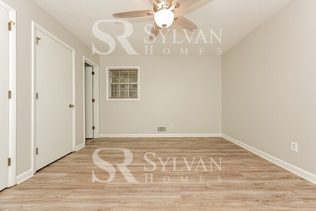 Building Photo - Welcome home to this 3 bedroom, 2 bathroom home