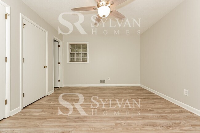Building Photo - Welcome home to this 3 bedroom, 2 bathroom...