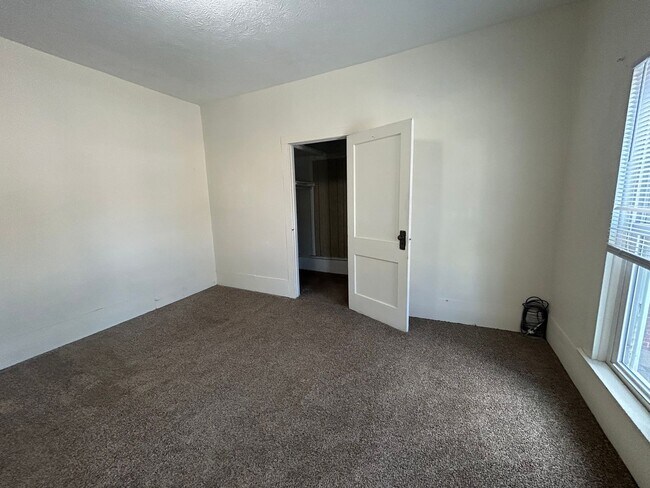 Building Photo - Charming Three Bedroom House In Grove City