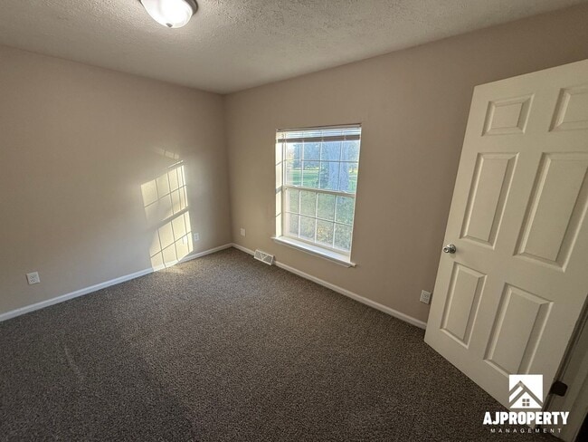 Building Photo - 931 S Newcomb Ave