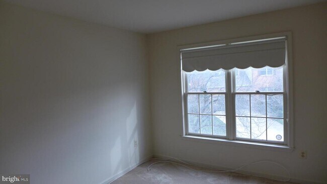 Building Photo - 10008 Manor Pl