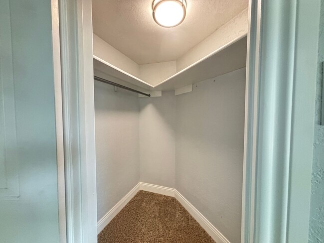 Building Photo - Updated Single Family Home with community ...