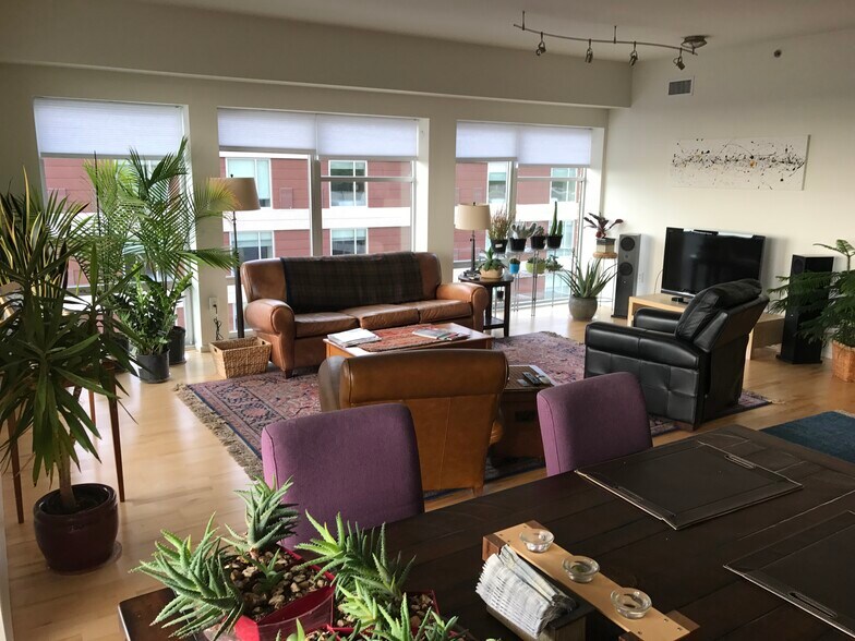 Primary Photo - 301 N Neil St