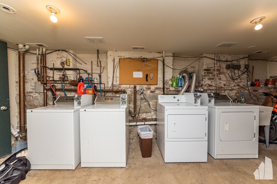 Building Photo - 1301 N Hoyne Ave