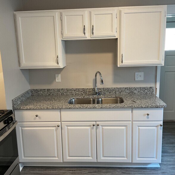 Building Photo - 17000 Melgrave Ave