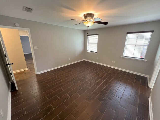 Building Photo - 522 Fawn Lake Dr