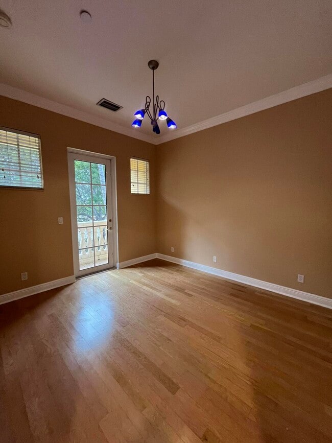 Building Photo - 270 NE 69th Cir