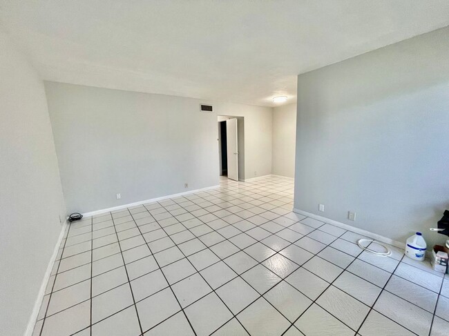 Primary Photo - 1105 S G St