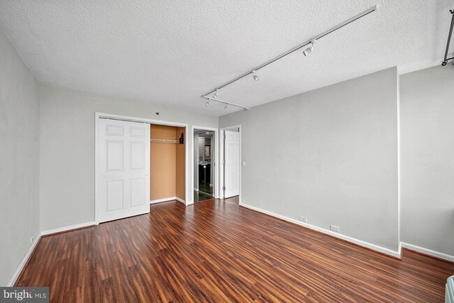 Building Photo - Beautifully renovated contemporary condo