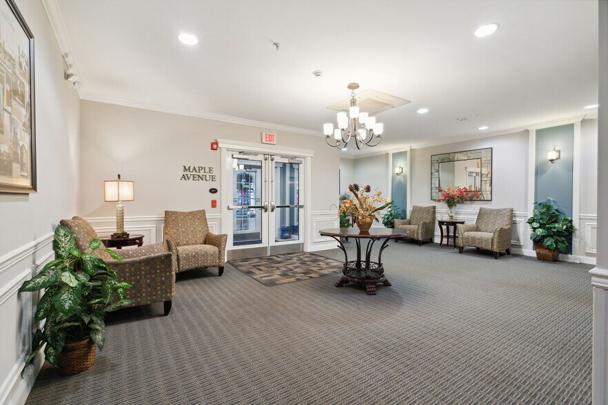 Building Photo - 300 W Elm St