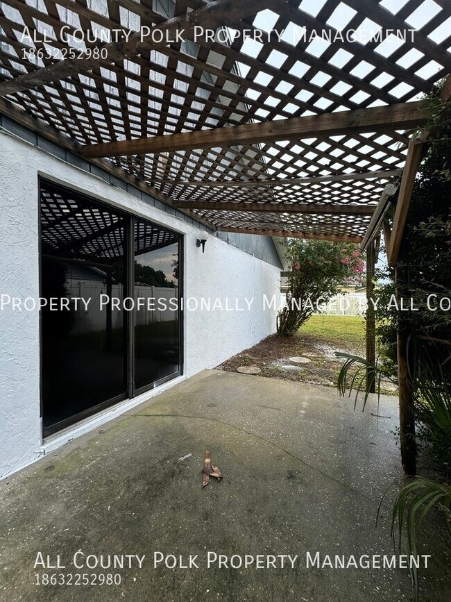 Building Photo - Excellent 2 Bedroom Duplex in Lakeland for...