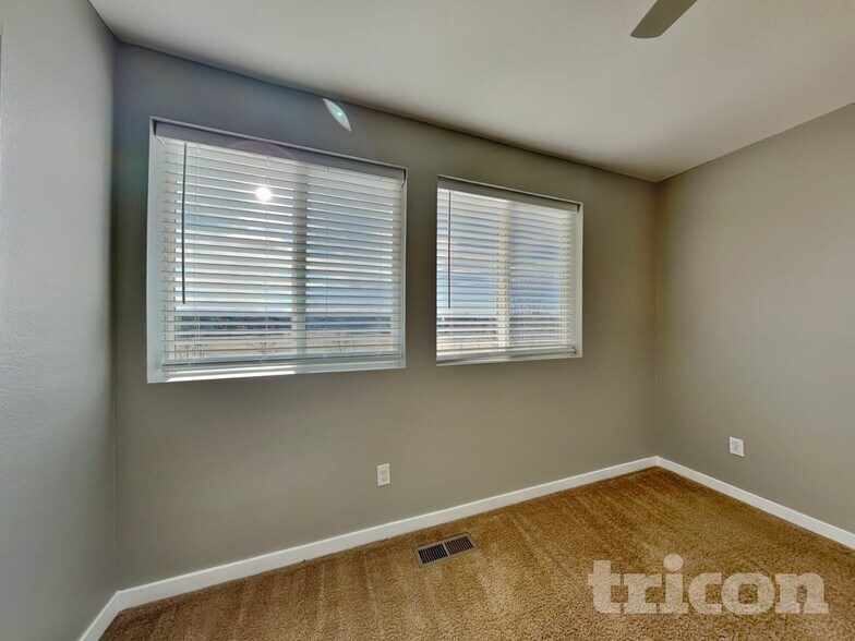 Building Photo - 10239 Southlawn Cir