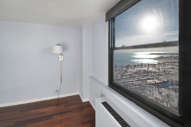 Building Photo - 5701 N Sheridan Rd