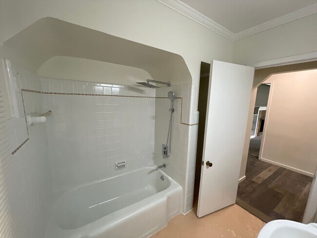 Building Photo - Spacious 3bd/2.5ba Ranch
