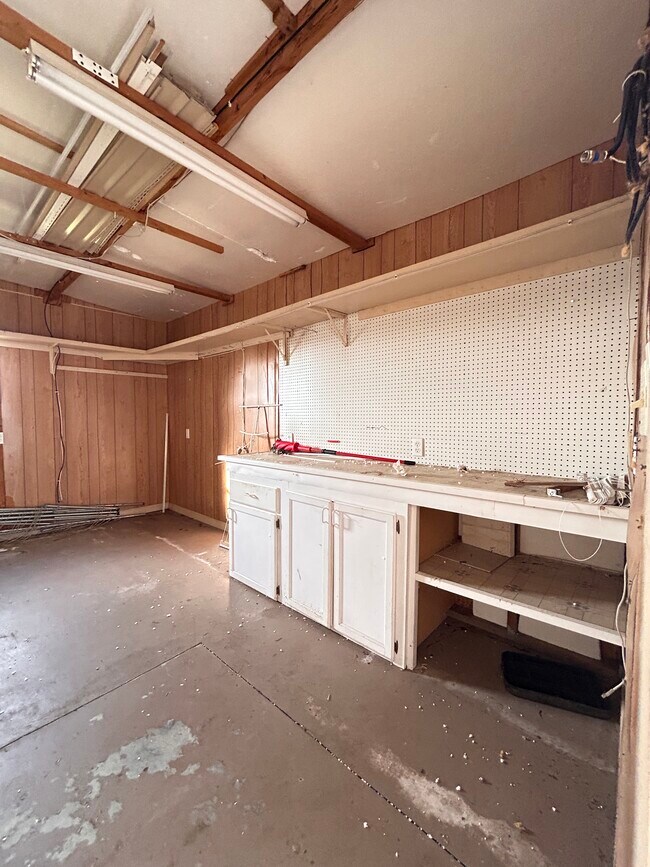Building Photo - 38816 Bronco Dr