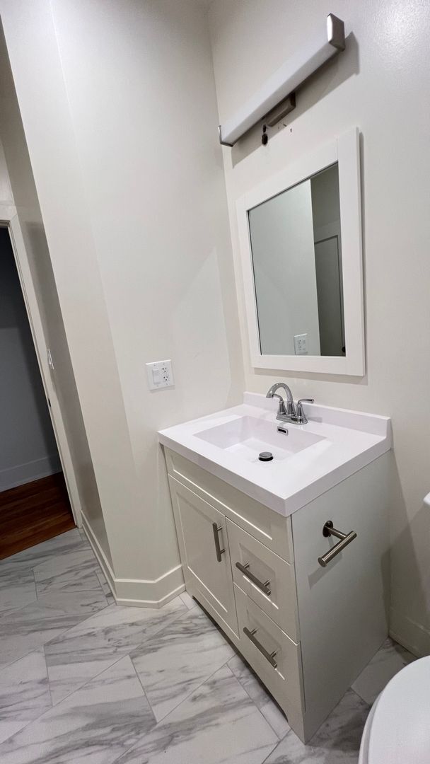 Building Photo - New Renovation 2 BR/2 BA right by the lake!