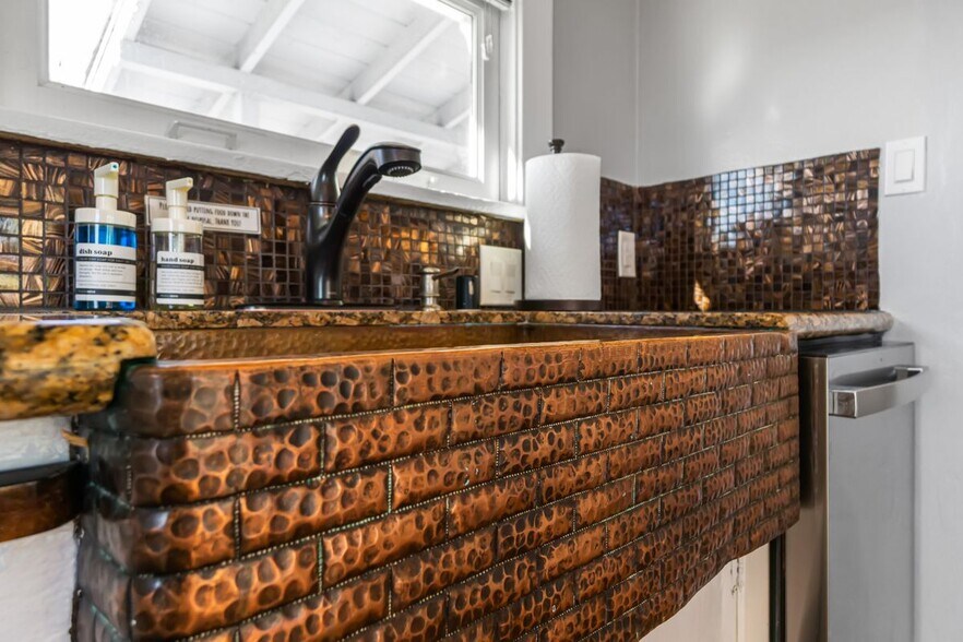 Building Photo - 2452 Union St