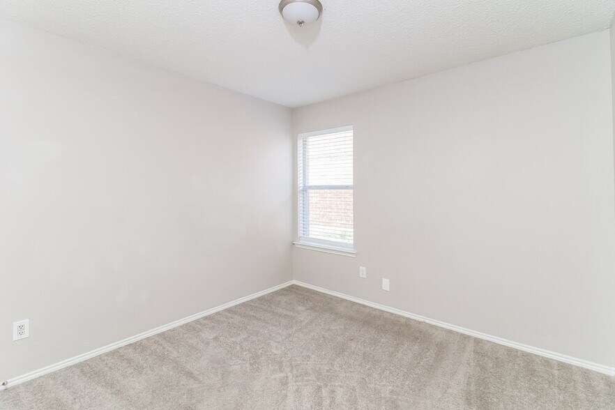 Building Photo - 2521 Nogales Dr