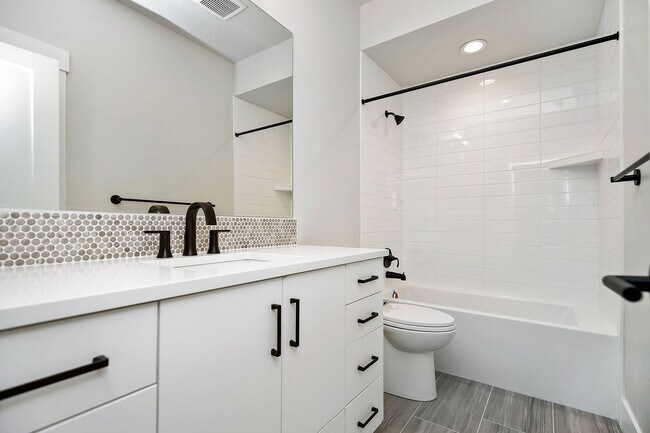 Building Photo - Luxury 5 Bed, 3 Bath home with over 3,000 sq. ft.