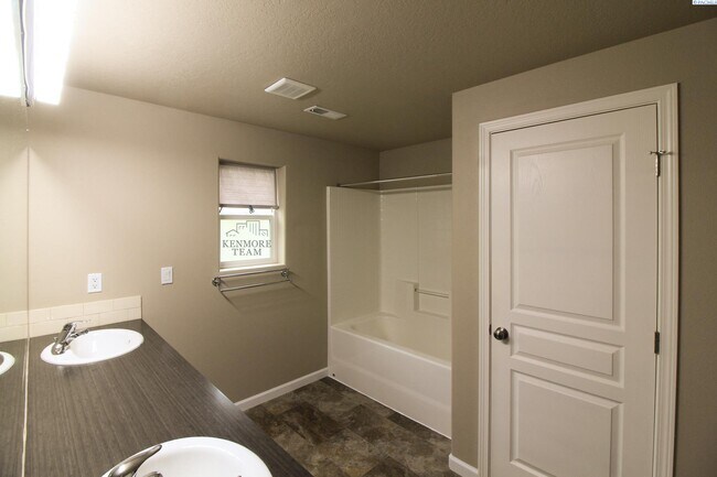 Building Photo - 3 bedroom, 2 bath home in Pasco