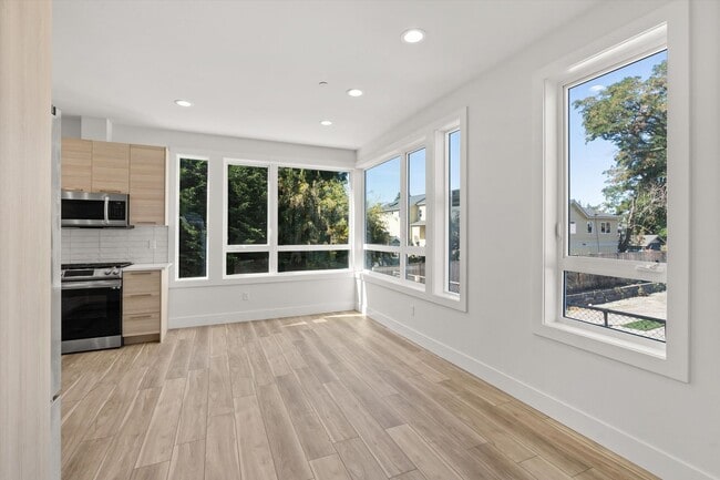 Building Photo - Beautiful Greenwood Townhome with Rooftop ...