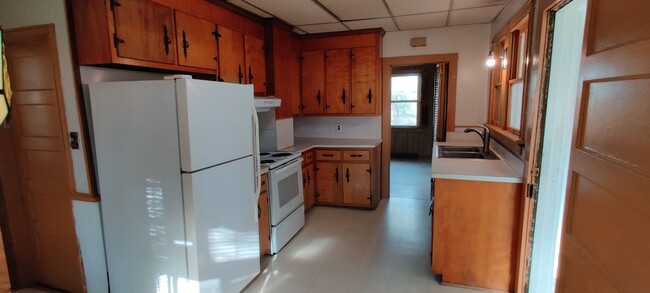 Building Photo - 3 bedroom brock rancher with covered porch