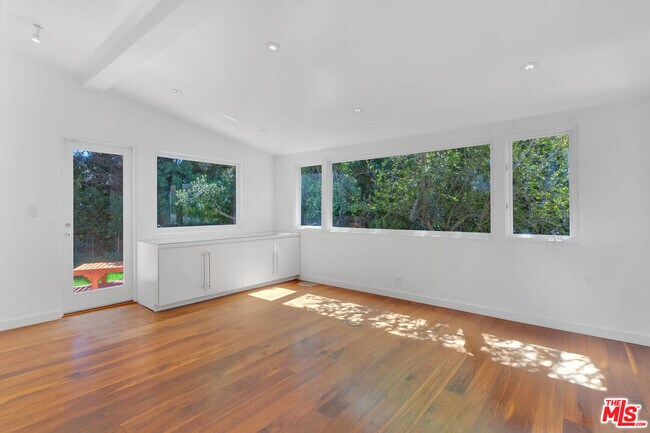 Building Photo - 1542 Marmont Ave
