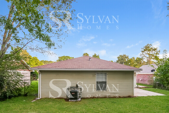 Building Photo - Stunning 3BR, 2BA home