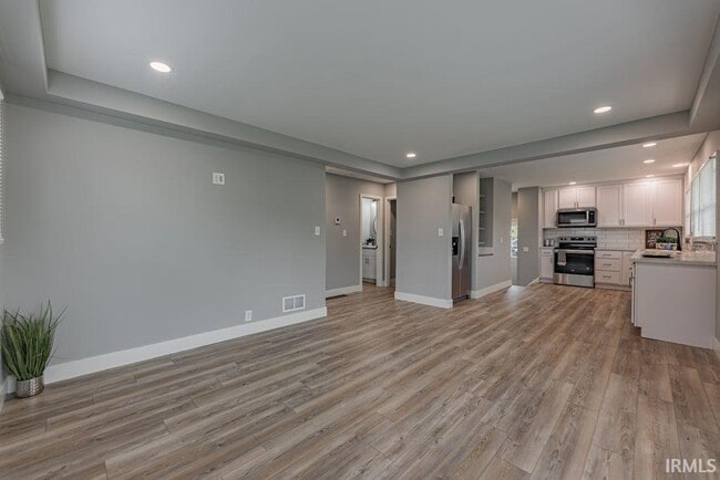 Building Photo - 2054 Conlin Ave