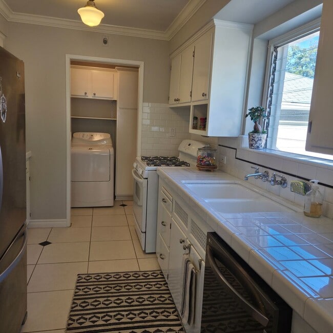 Building Photo - 1121 N Cambridge Ave