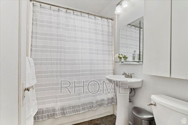 Building Photo - 648 East Pl