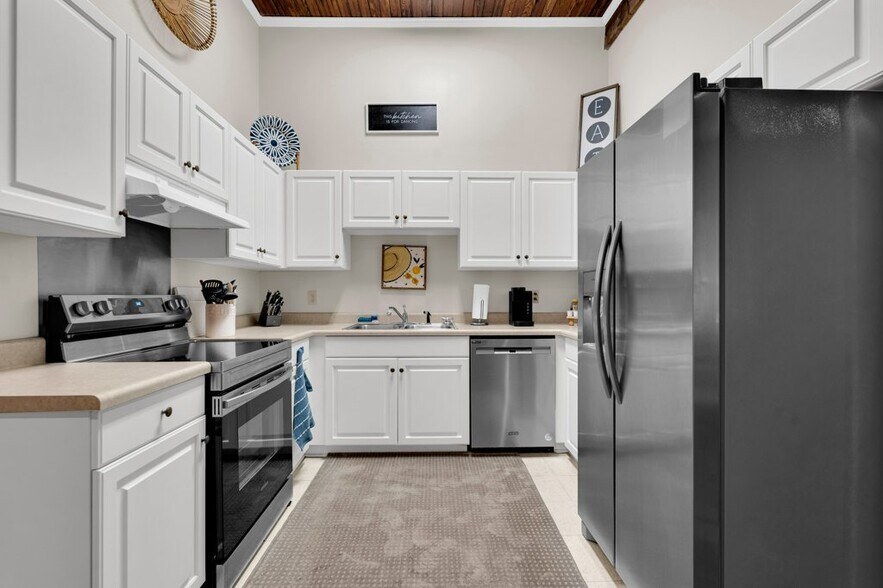 Building Photo - 515 College St