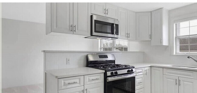 Building Photo - 200 Bedford Rd