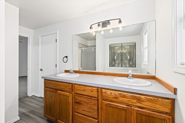 Building Photo - Charming 3-Bed, 3-Bath Home in Quiet Boise...