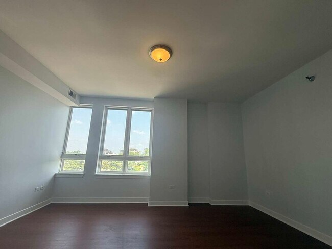 Building Photo - 6000 N Cicero Ave